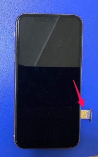 新しいiPhoneにSIMカードを挿し込む